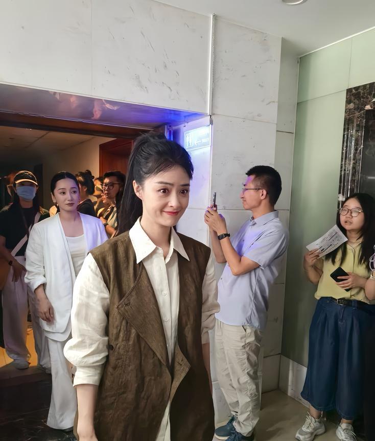 蒋欣近照，她参加新剧活动的画面，本人脸好小，也很温柔漂亮。
蒋欣与张译主演的《以