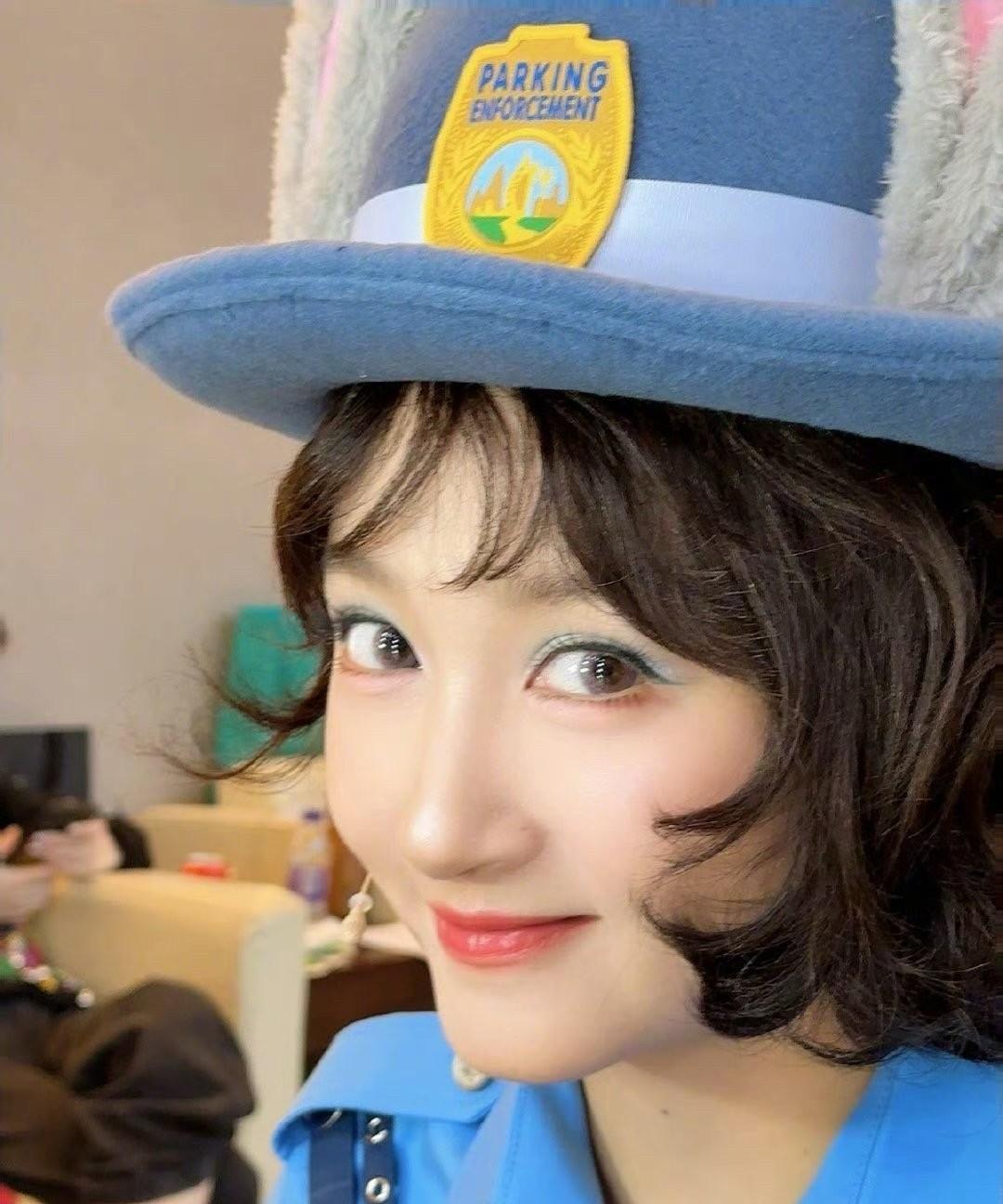关晓彤cos朱迪警官差点没认出来！
蓝色警服+兔子耳朵警帽，搭配复古短卷发，瞬间