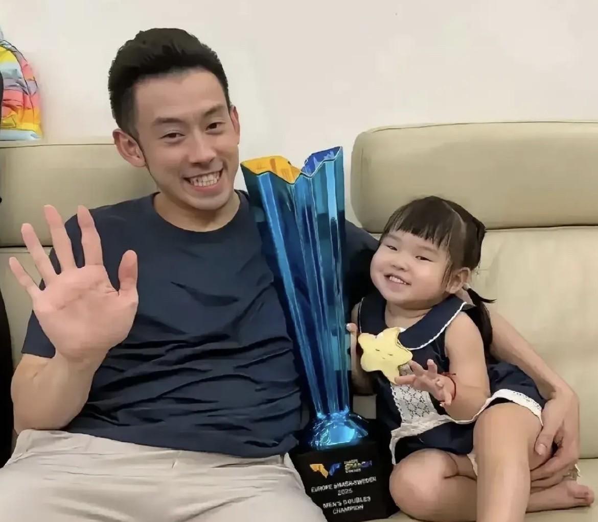 黄镇廷“大圣”带着WTT欧洲大满贯男双冠军奖杯，和女儿楹楹晒合照啦！抱着大奖杯同