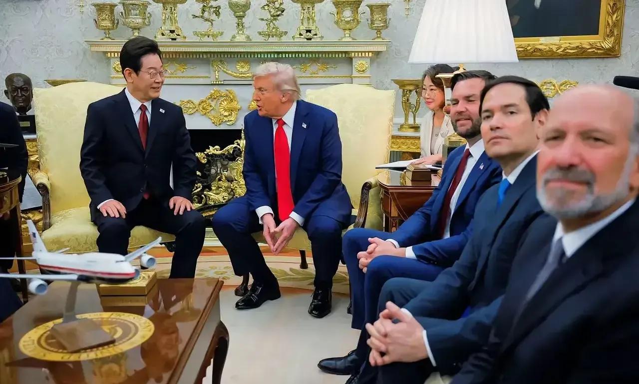 李在明访美白宫面见特朗普，他这坐姿挺带劲
但美国特朗普总统班子高官，齐刷刷扭头到