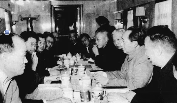 1956年，在一次会议上毛主席说，对于你们这些省委第一书记，我不担心你们饱食终日