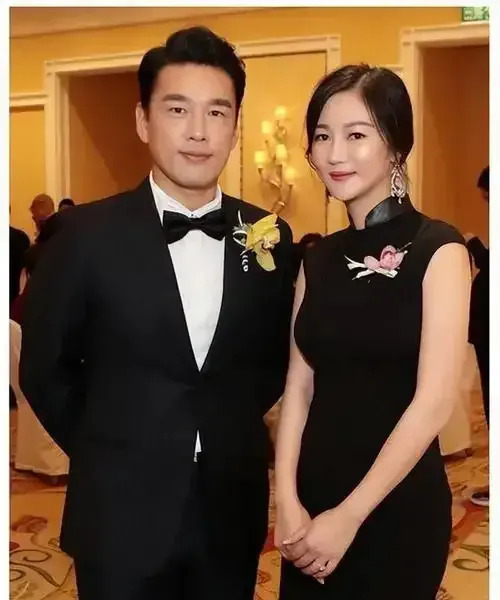 王耀庆与妻子郭晏青婚姻幸福











天呐！你敢信？国民大叔王耀庆竟