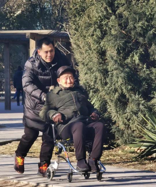 1979年，内蒙古一对夫妻在生下儿子后养不起，便连夜把儿子送给了一个刚丧子的贫农