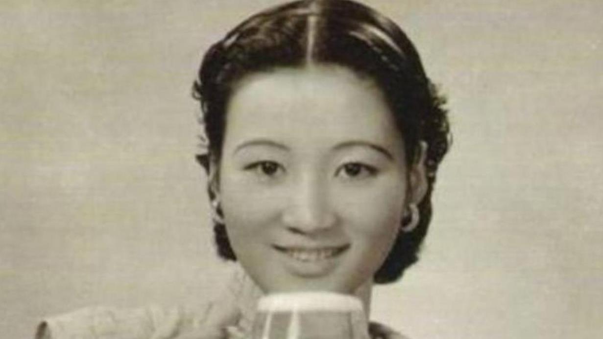 17岁嫁54岁将军，结婚32年怀孕16次，死后葬八宝山，名字家喻户晓