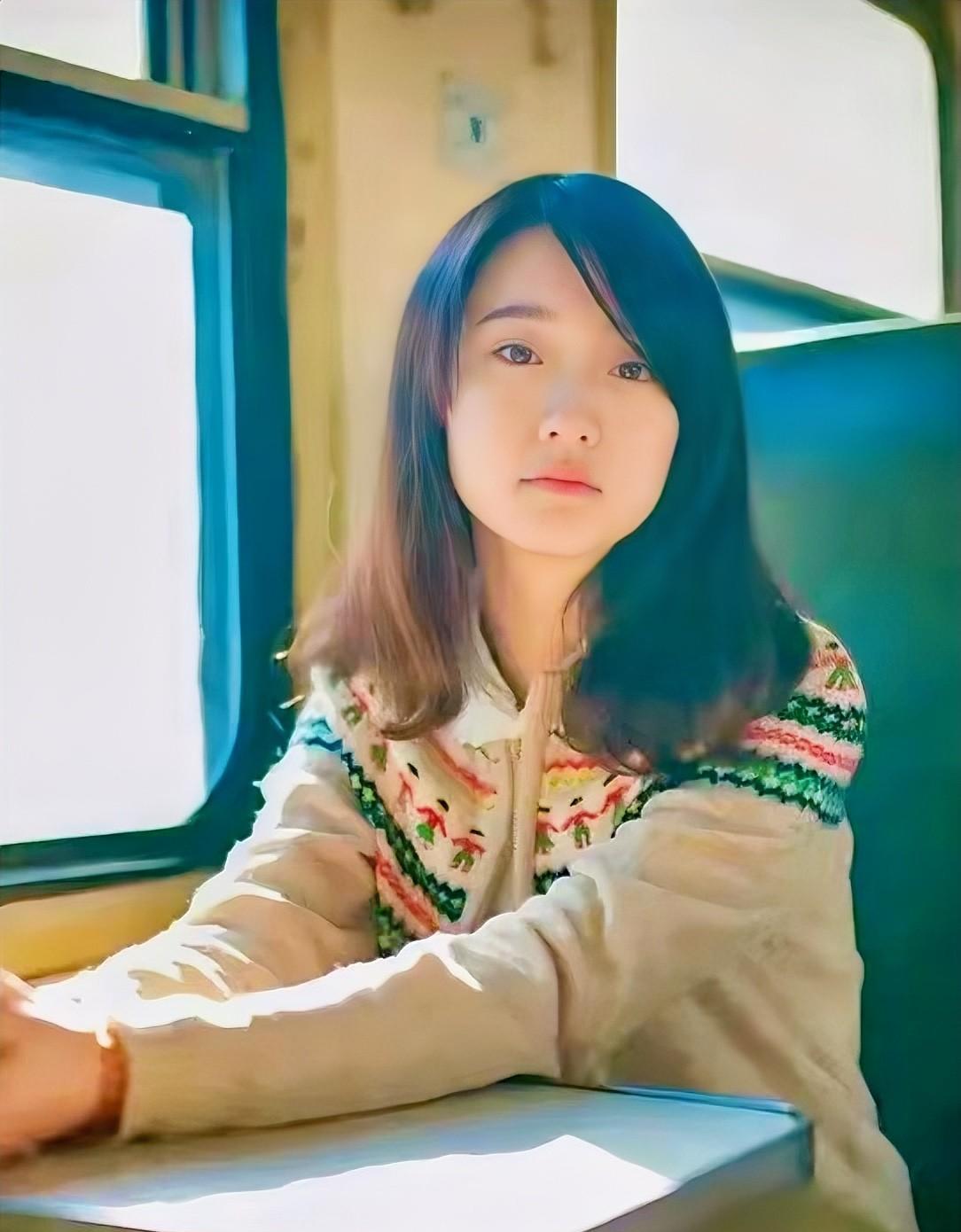 窗边少女，静谧时光，暖阳洒满心间。
