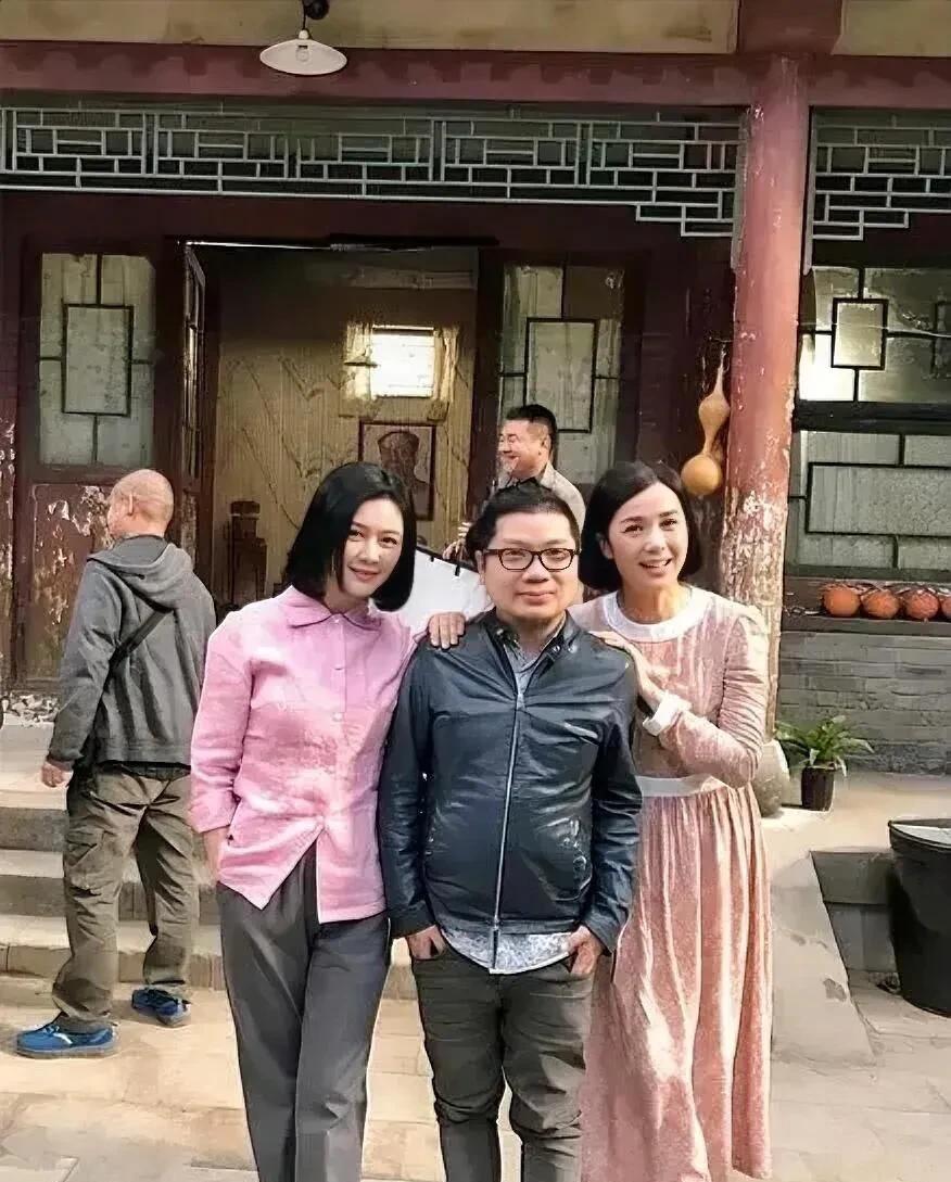 中间这一位戴眼镜的男生是谁，怎么看起来比两位女演员都要矮，不过她能和蒋雯丽、田海