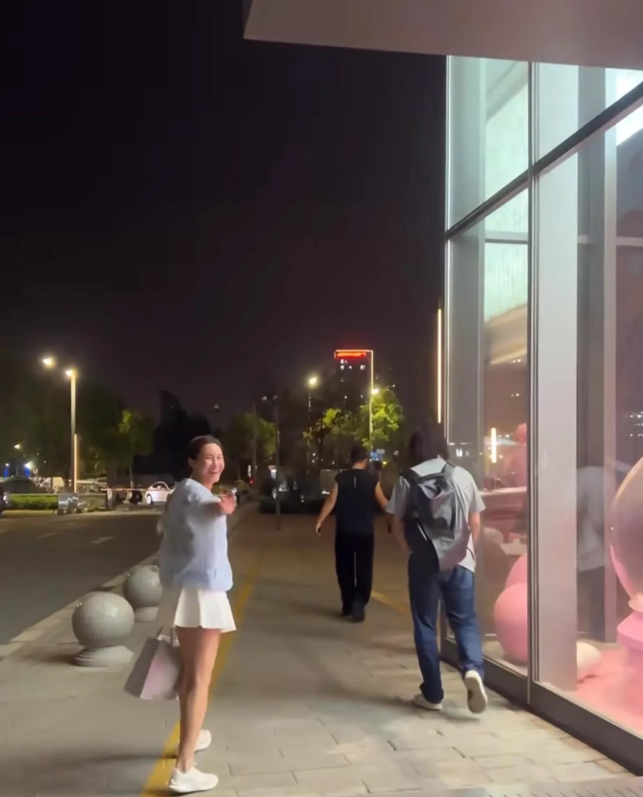 刘畊宏老婆快50岁了吧，能穿那么短的裙子[笑哭]，看看这腿，多紧致啊，线条感十足