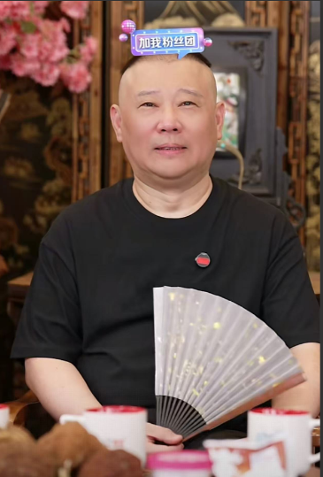 郭德纲直播回应了高峰收徒，宋艺选择退出的相关经过。
收徒当天，宋艺选择退出。郭德