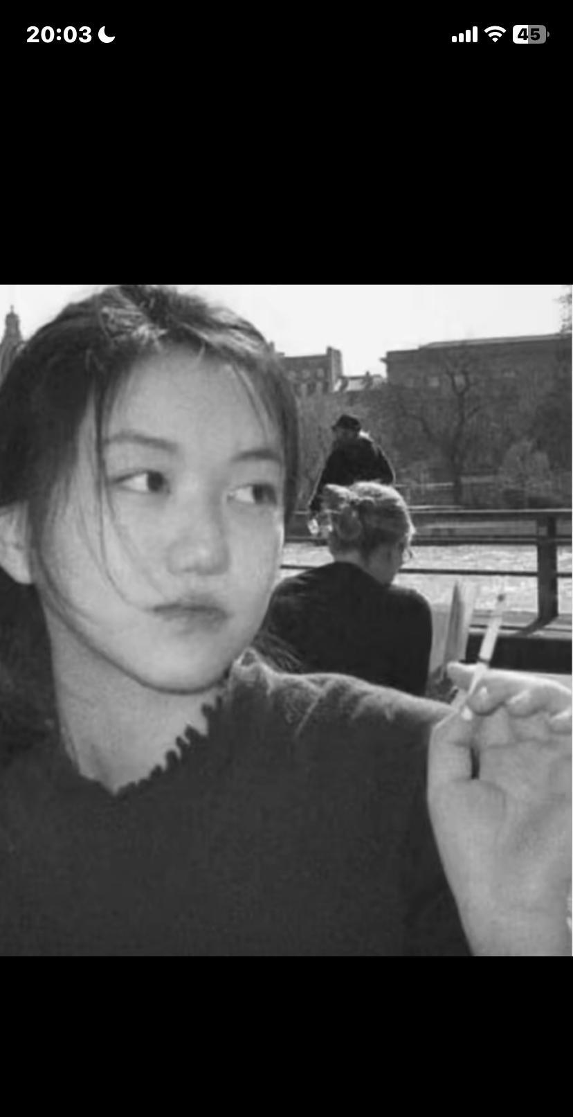 王菲究竟是不是一位合格的母亲，当你看到这张照片，面容清秀，五官清晰，十几年前的兔