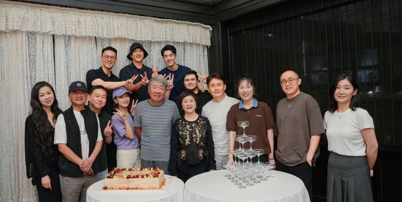 大晚上刷手机，直接给我来了个“美颜暴击”！
 满屏帅哥美女晃眼，但我这眼睛啊，就