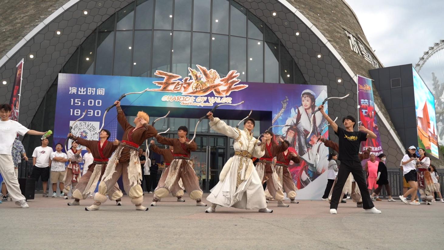 《王的战车》花车巡游闪耀冰雪大世界，华丽群舞点燃夏日激情