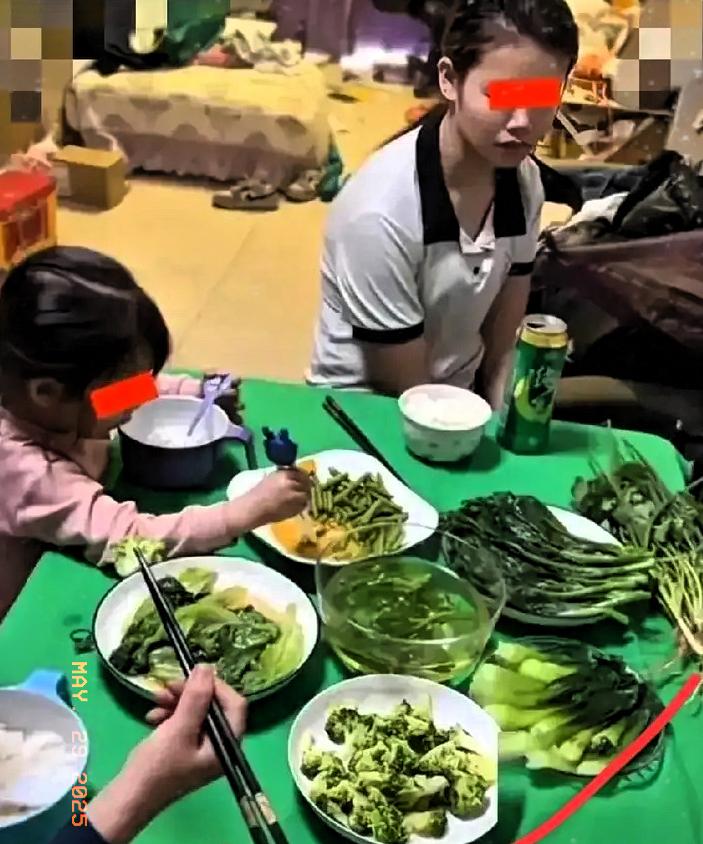 广西一男子发现妻子出轨，回家后做了一桌子绿油油的菜。



那晚，餐桌上摆满了碧