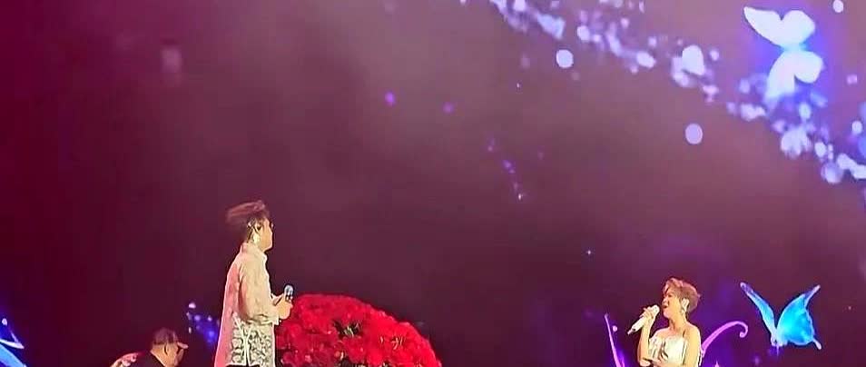 小沈阳演唱会，一家三口同台演出。

小沈阳光着膀子唱的大汗淋漓，唱粤语歌曲时