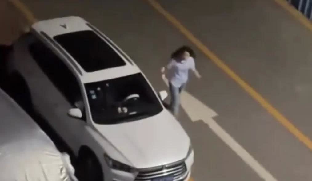广东一男子发现女友出轨，深夜回家后在小区内痛哭，女友开车经过，见状便下车上前劝说