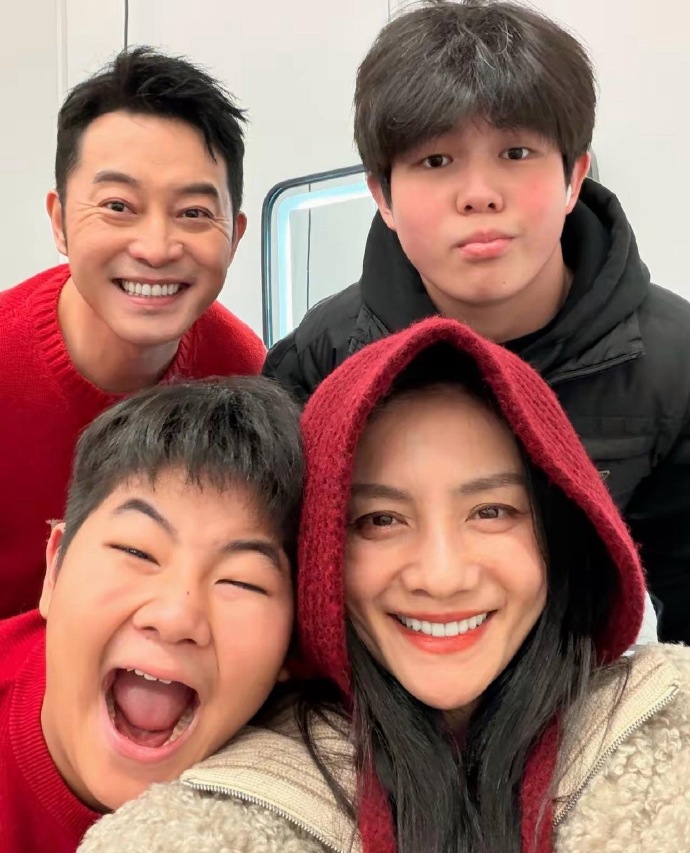 沙溢一家真是高颜值，沙溢逆袭成了全家最瘦的，小鱼儿和安吉成长期虽然胖乎乎，但是都