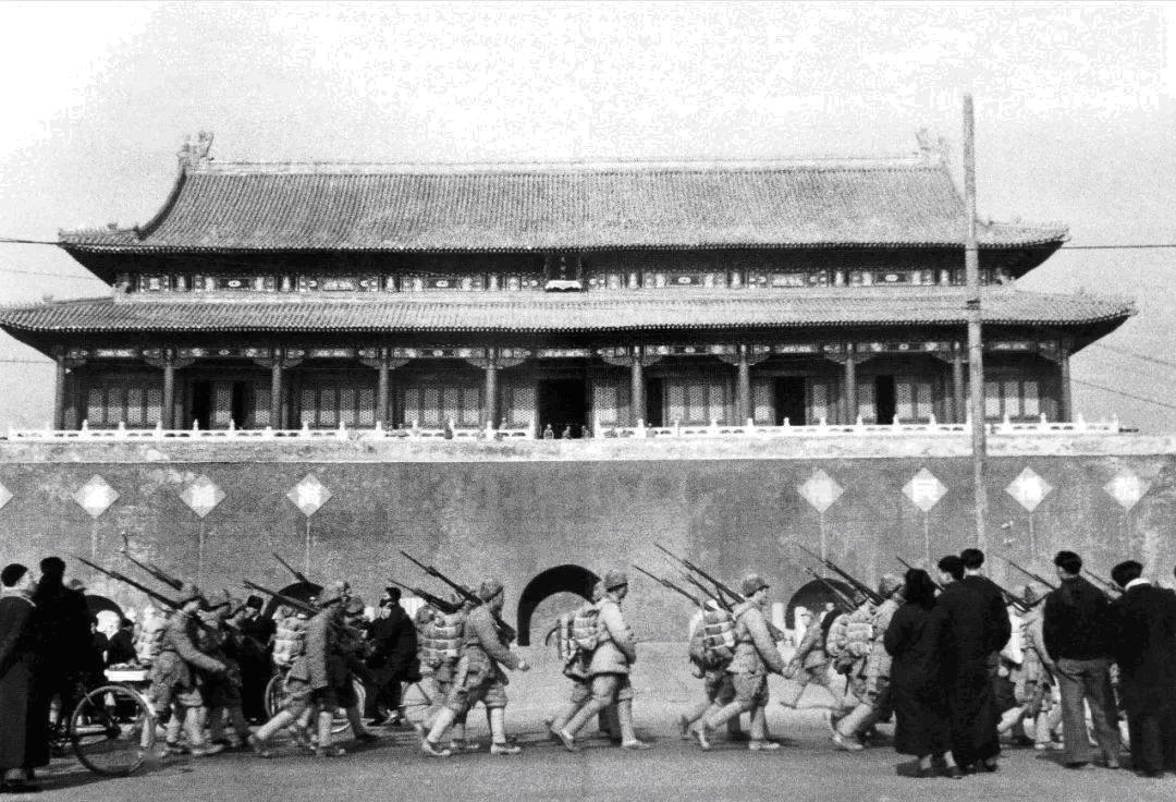 1949年1月31日，解放军进入北平穿过天安门时被记者拍下了这张珍贵的照片。其实