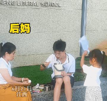 后妈给儿子送饭，细心剥壳。这一幕很暖心！  



这平凡的举动，却蕴含着深沉的