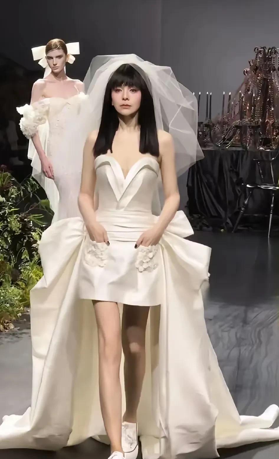 #54岁“雪姨”王琳穿短裙婚纱走秀#
王琳这哪里是54岁啊，你说24岁都有人相信