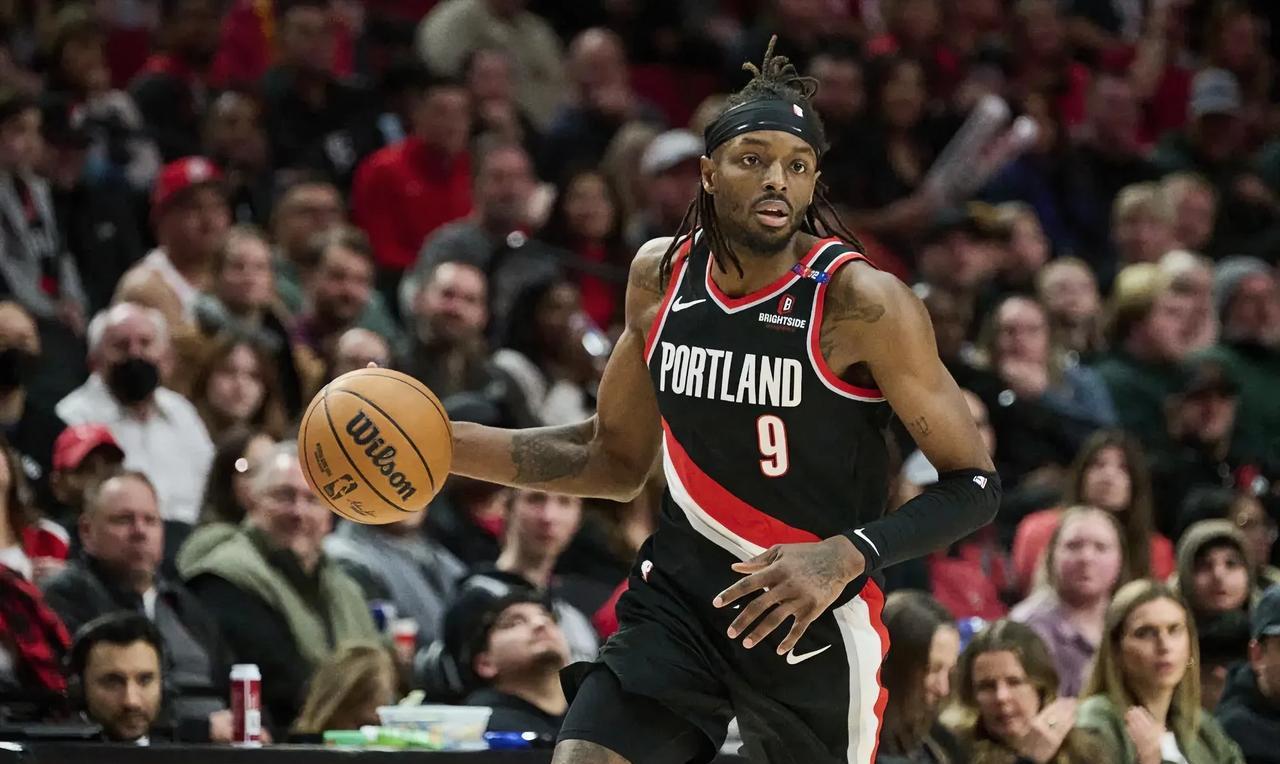 #NBA交易最新动态# 据Evan Sidery报道，开拓者正积极寻求交易锋线核