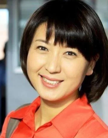 2010年，闫学晶的父亲查出肺癌晚期，身上插满续命管子，闫学晶把心一横，猛地拔下