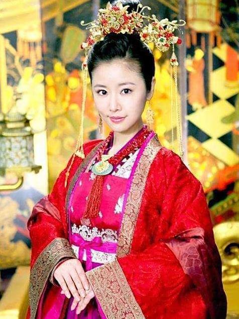林心如因担任金牌制片人而备受关注时，其演技曾引发争议。二十一岁时，她凭借《还珠格