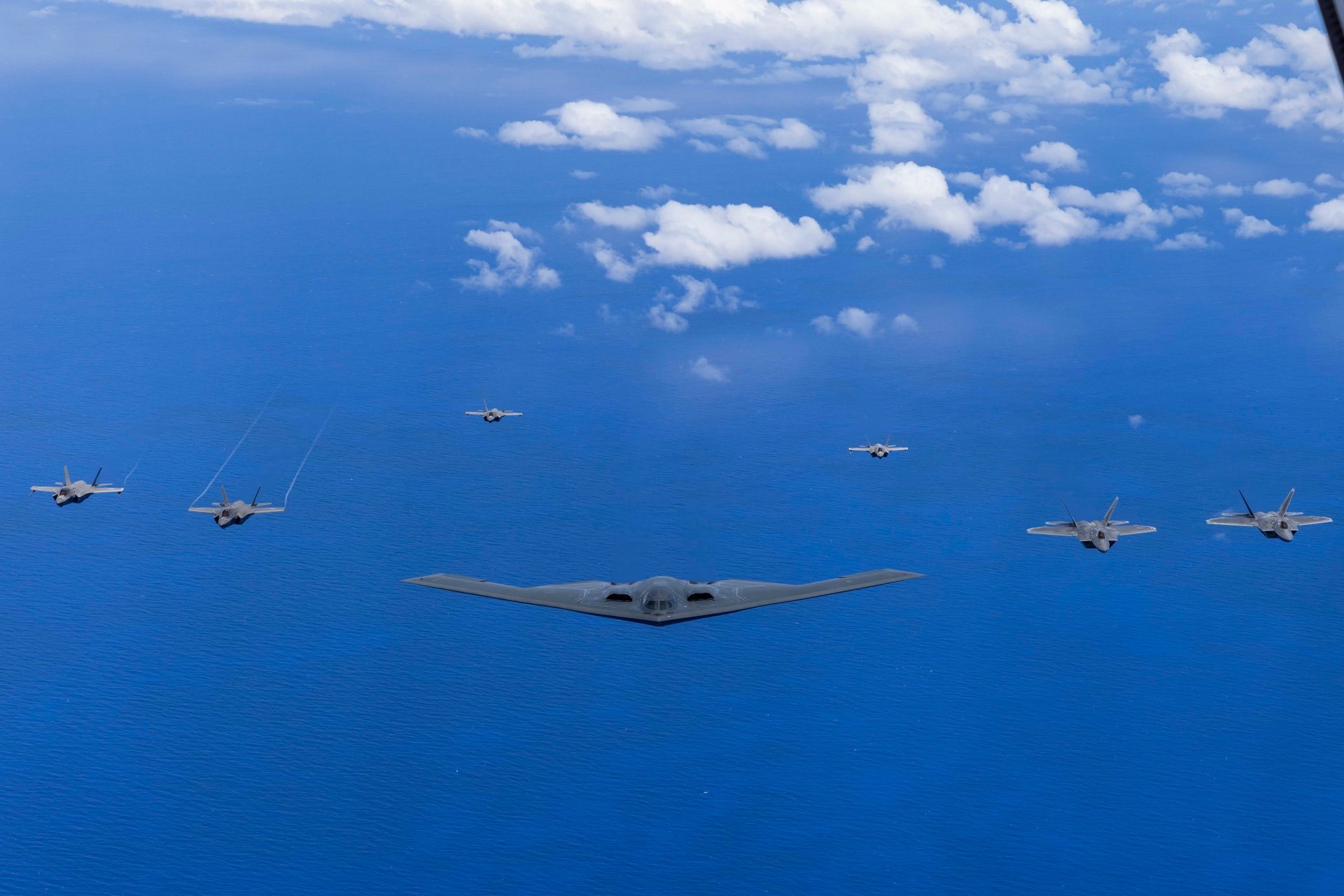 B-2轰炸机“声东击西”！福克斯揭露美军秘密行动内幕。
福克斯新闻记者珍妮弗·格