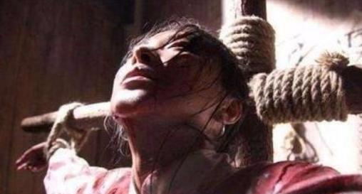 狱中，赵一曼的肚子鼓了起来，旁边的敌人拍了拍赵一曼的肚子，说：“再灌点。”灌完后