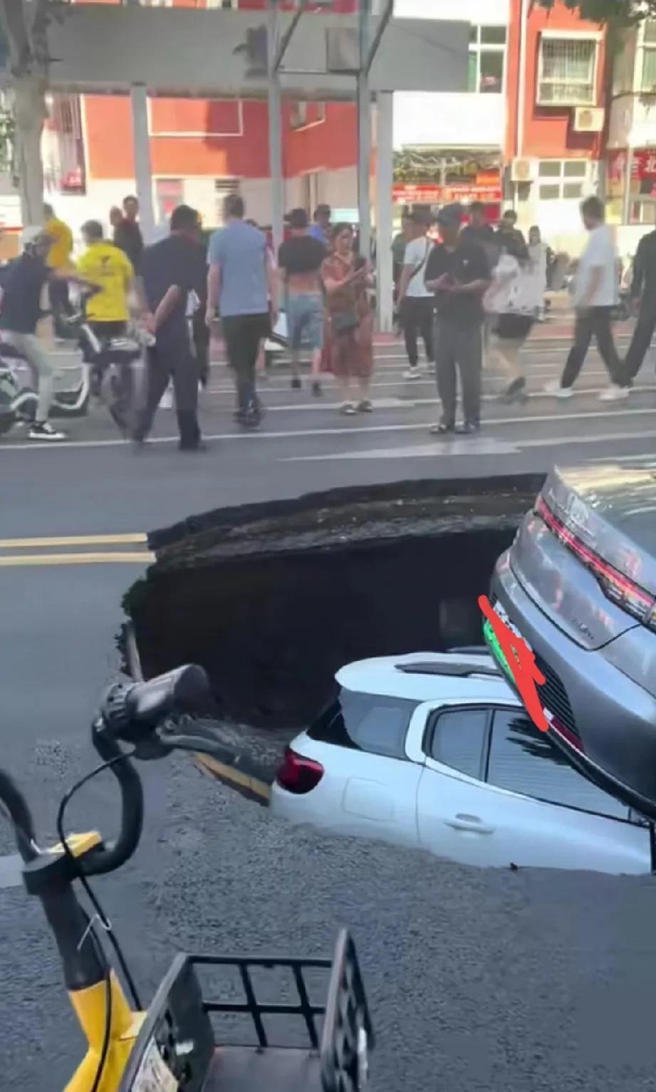 这豆腐公路也太渣了吧，好歹也得填实吧，还整个空心的！
第一辆车的气囊都出来了。司