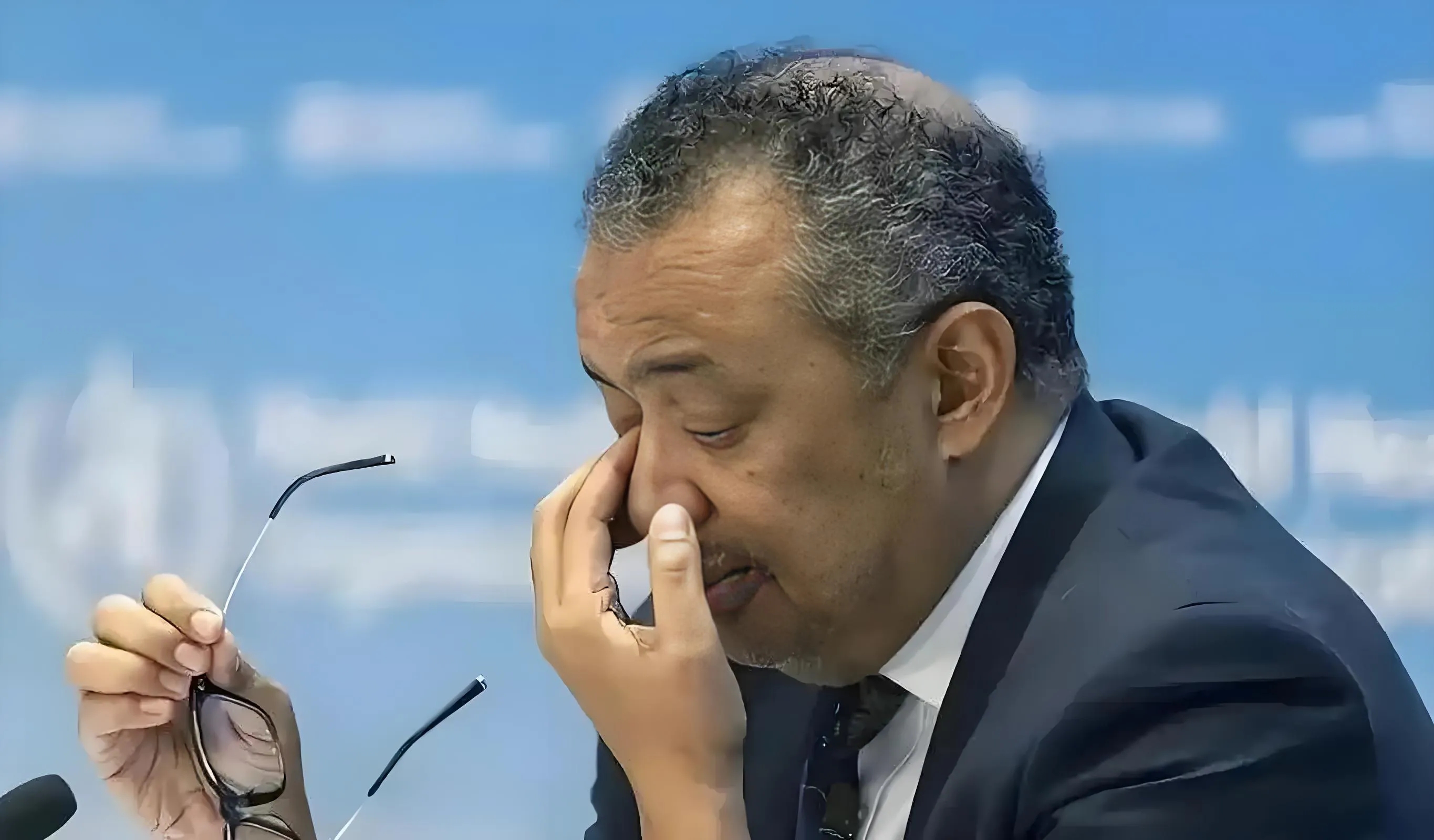 世卫组织总干事谭德塞在讲话中强忍泪水，恳请以色列对加沙地带发一下慈悲，结束战争行