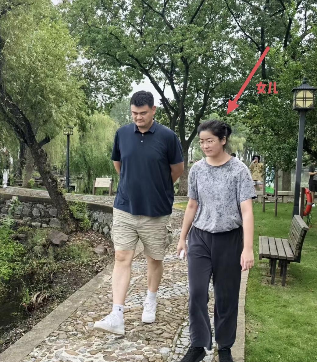 姚明和家人一起到苏州太湖西山岛旅游，他的老婆、女儿和岳母都在，一家人悠闲地欣赏风