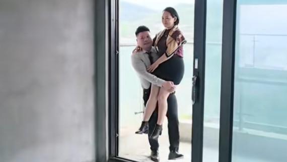 男销售抱着女富婆看房，亲密的宛如恋人，同事称干这行得有硬实力