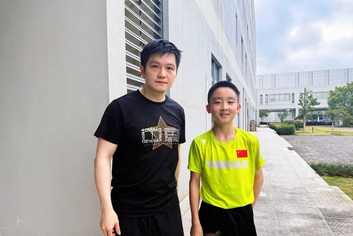 樊振东训练完湿漉漉的样子，别众的帅气十足！
小孩也是特别的人才，早早就可以和樊振