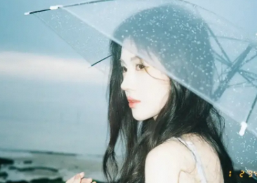鞠婧祎时尚大片：雨天撑伞的灵动娇俏