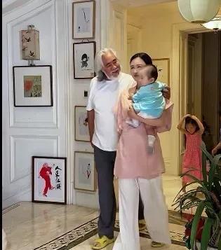 张纪中：出生于1951年，现在74岁。
妻子杜星霖：出生于1982年，现在43岁