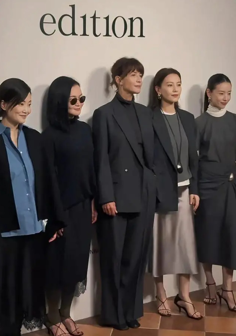 高圆圆与董洁同框亮相品牌大秀，气场强大不输国际巨星。董洁从冷清秋到直播女王，将离