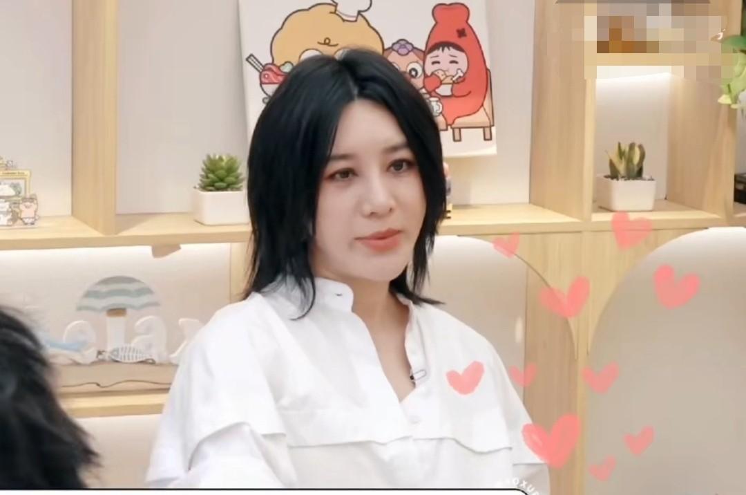 尚雯婕说：“我们叫的美白产品，在西方国家那边叫改善皮肤的疲惫感。”
李雪琴一听，
