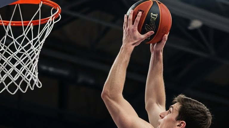 那个突然空气投篮的男人，可能正在拯救自己的世界