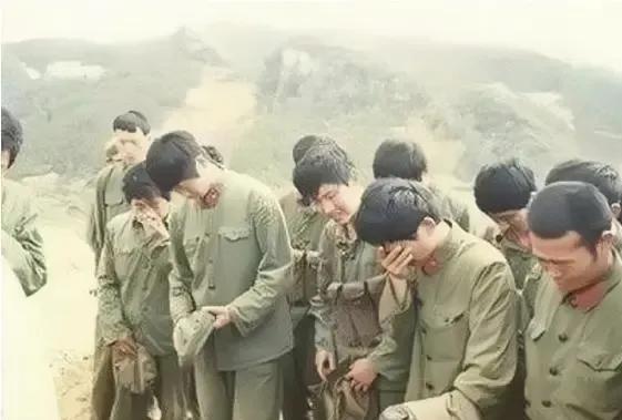 这张珍贵的照片拍摄于1979年，它承载着一段沧桑的历史。这是对越自卫反击胜利后，