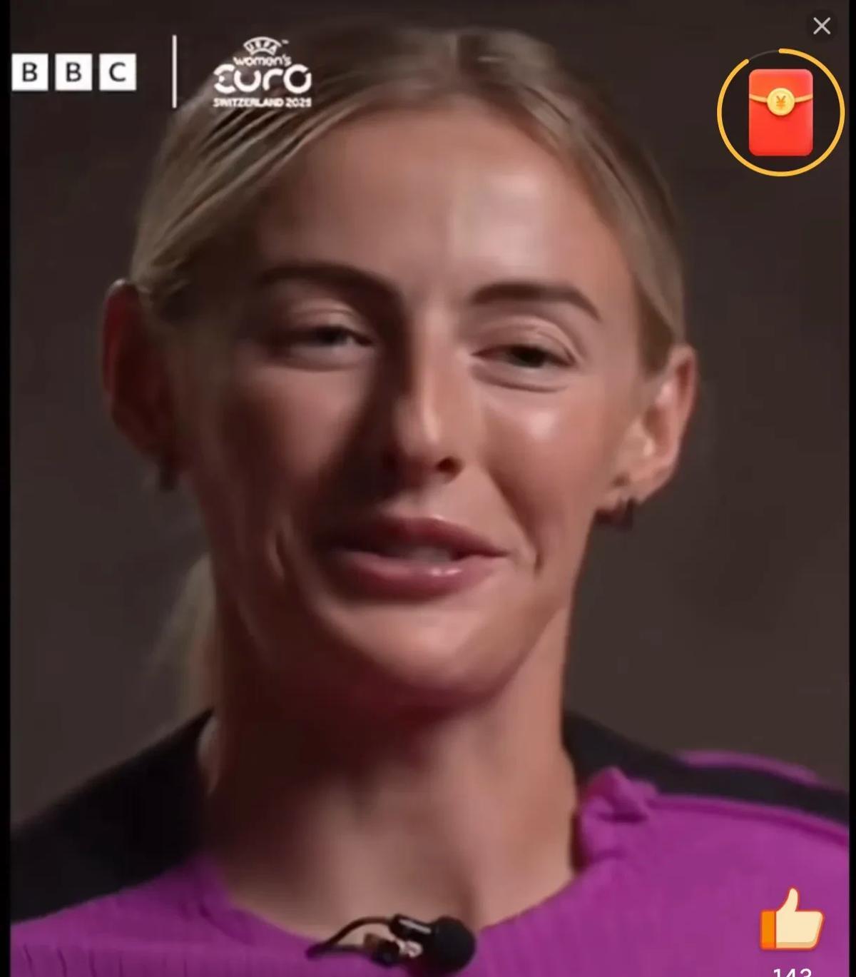 球场男孩做C罗动作
却被贴上梅西标签！
镜头一扫，他滑跪、张臂、siuuu起飞