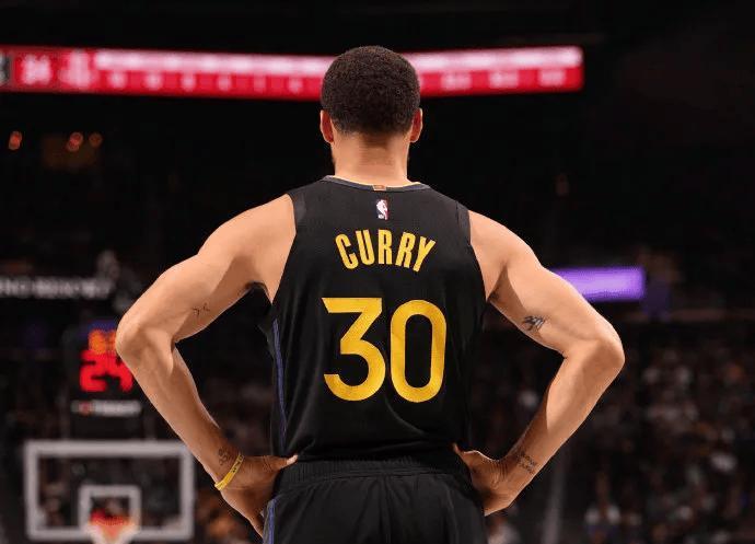 库里的年纪也大了，现在也受伤了，此前传出来的消息是库里可能要休息一周，他的伤病是