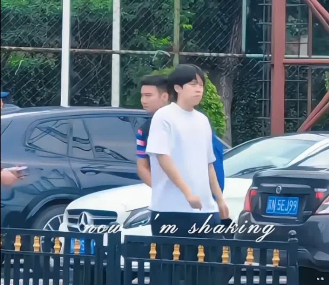 新鲜的王楚钦现身内部洗车区，白色T恤配长裤，咋看起来很疲惫的样子，幸好旁边有好兄