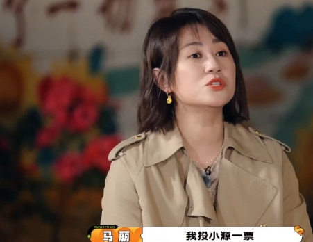 沈腾盯着马丽选答案，全程没插话，等她一开口，自己就跟着举手。