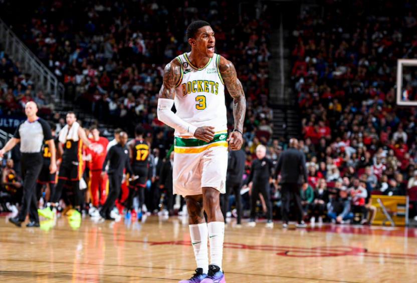 小波特在雄鹿队复出之后表现不错。先看数据，最近4场比赛，虽说雄鹿队1胜3负战绩不