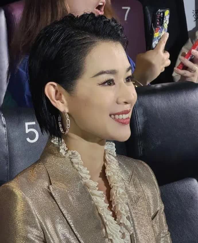 发现胡杏儿有一个很严重的问题
胡杏儿身上总有股玄学在身上的
无论和胡杏儿搭戏