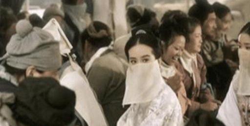 朝鲜古代有一种女医生，被称为“医妓”，有一项任务羞于启齿。
漆黑的宫殿走廊里，灯