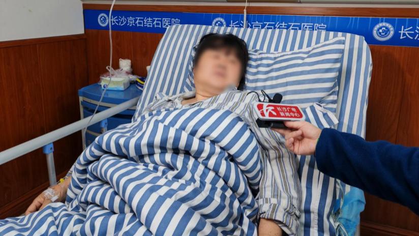 女子常把腰痛当劳累，出现血尿年余就医才知真凶是结石