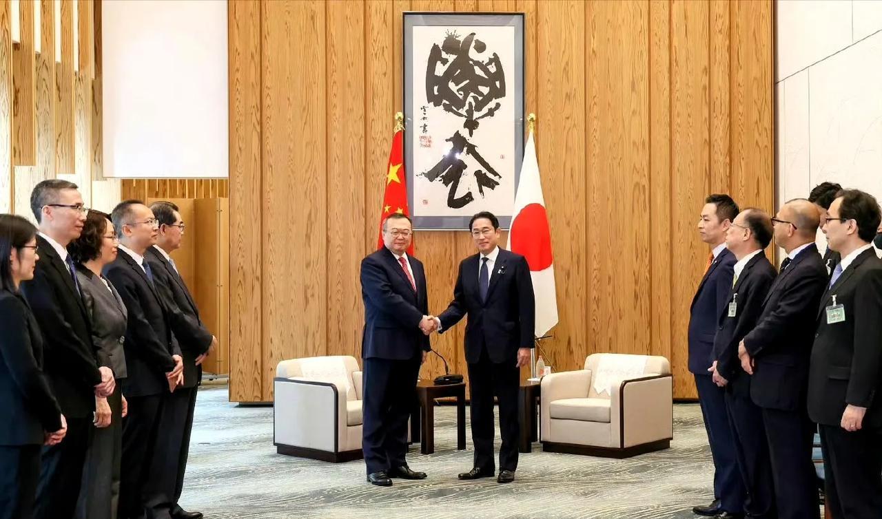 日相石破茂会见来访的美国财长，墙上的书法作品吸睛。