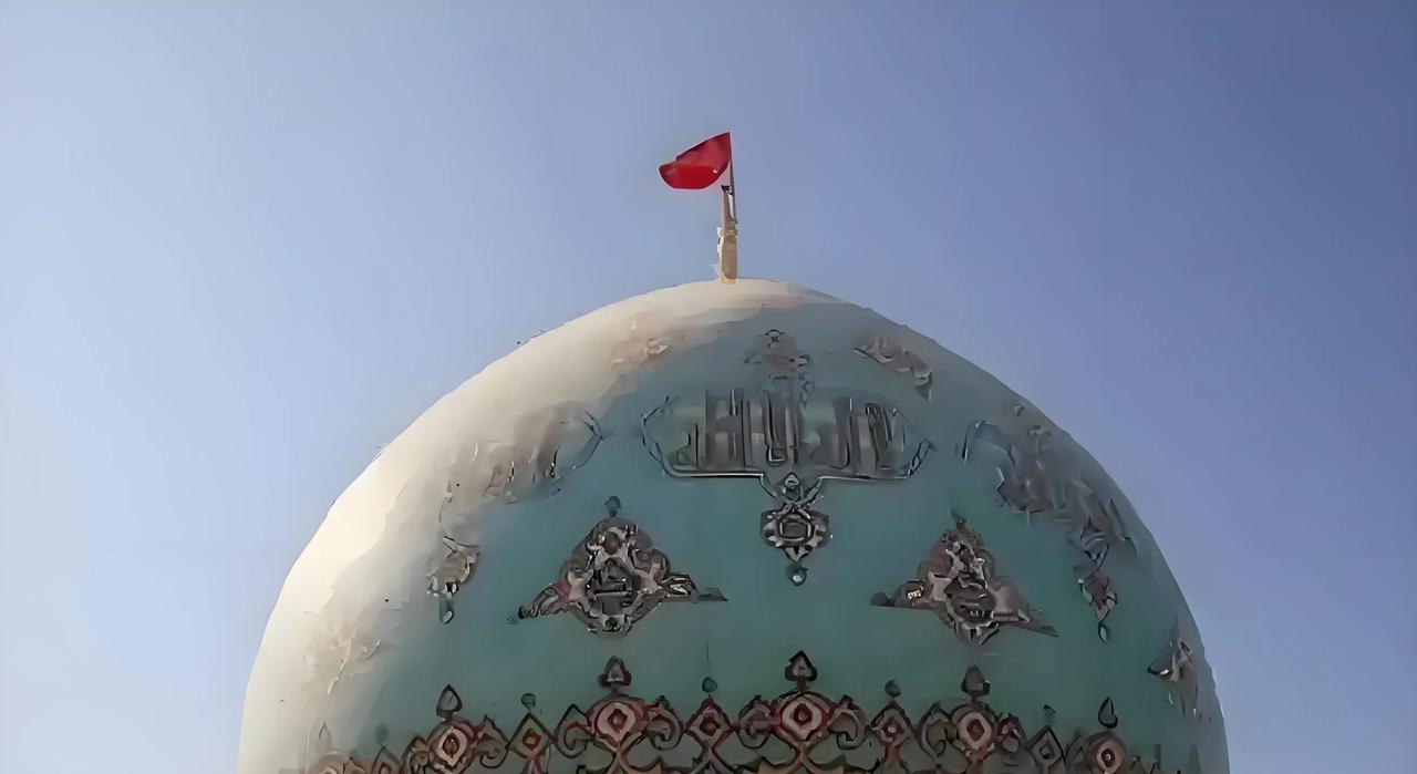 伊朗又升旗了！
据伊媒13日报道，在当日凌晨，以色列袭击伊朗之后，伊朗贾母卡兰清