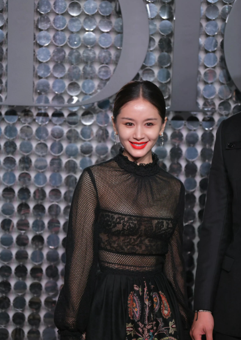 清纯的王子文对自己的大胆黑丝透视装很满意！