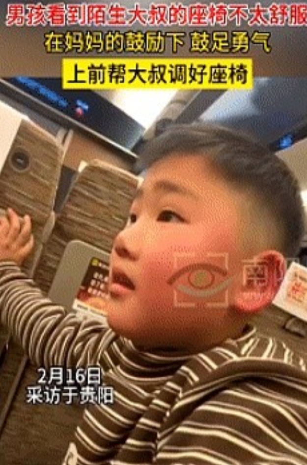 这男孩火了！近日，高铁上，女子发现身边小男孩坐立难安一直朝着过道上望，原来小孩看